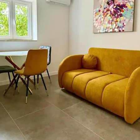 Four-bedroom With Sea View Apartmán Sreser