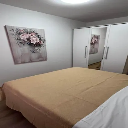 Apartmán Four-bedroom With Sea View Sreser