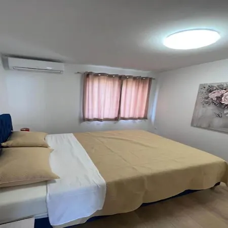 Four-bedroom With Sea View Apartmán Sreser