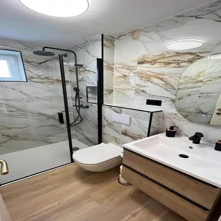 Four-bedroom With Sea View Apartmán