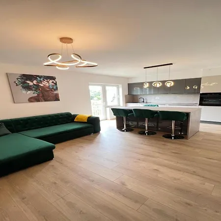 Four-bedroom With Sea View Apartmán Sreser