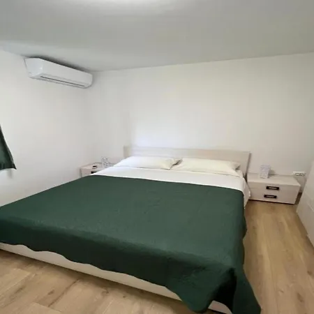 Four-bedroom With Sea View アパート
