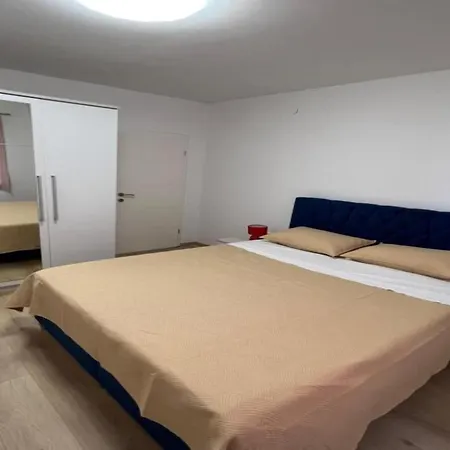 Four-bedroom With Sea View * Drače