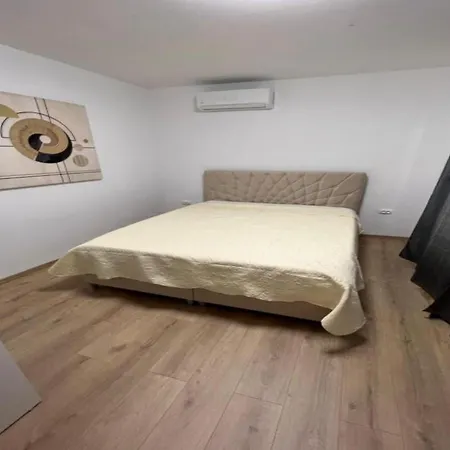 Four-bedroom With Sea View アパート