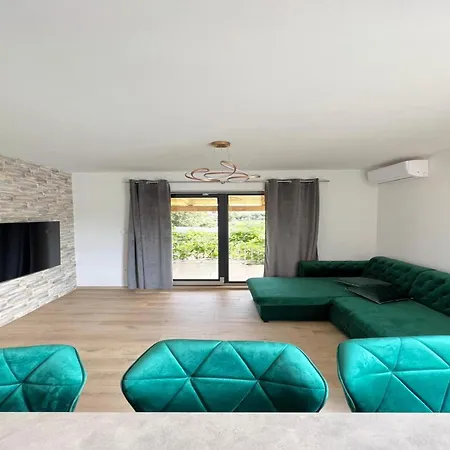아파트 Four-bedroom With Sea View *